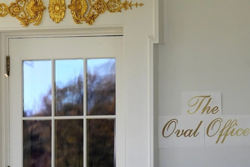 «Золотая табличка вместо зарплат»: вокруг Белого дома разгорелся новый скандал